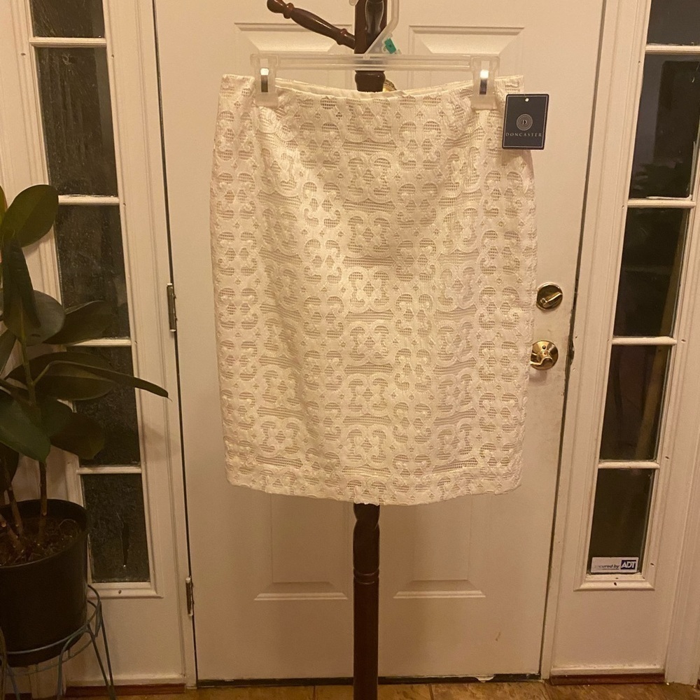 Nwt DONCASTER WHITE SKIRT SIZE 4 BUT MEASUREMENTS SAY LARGER